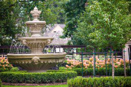 A fountain in the middle of a garden.