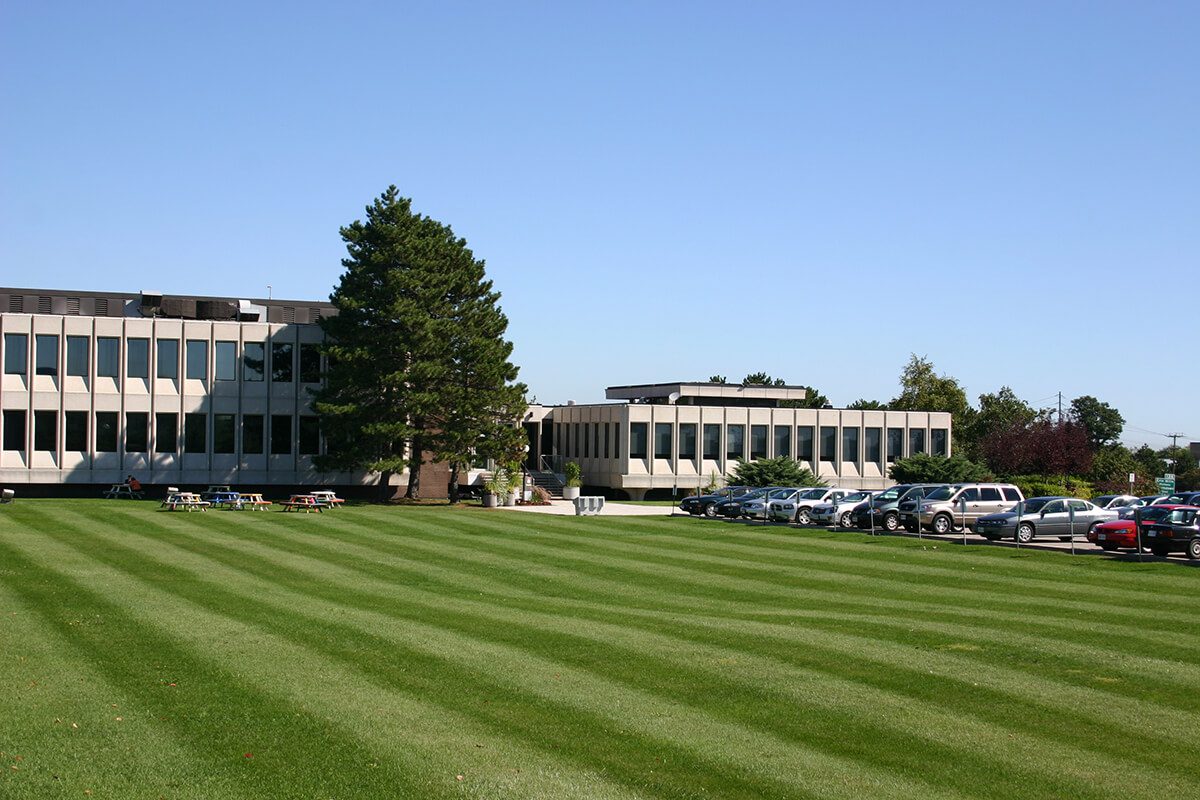 A large building with cars parked in front of it.